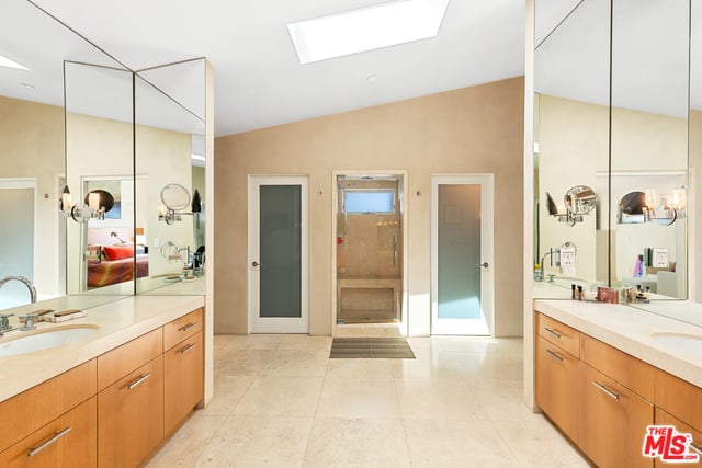 7548 Mulholland Dr