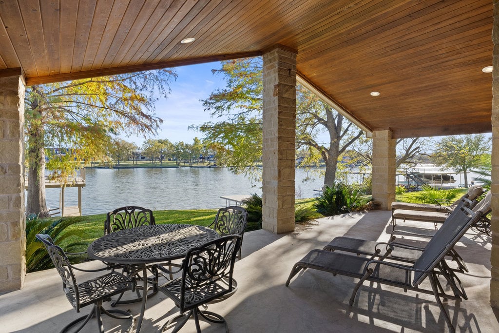Stunning Waterfront Retreat in the Heart of Kingsland