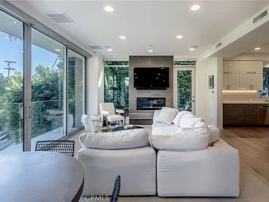 7350 Pacific View Dr