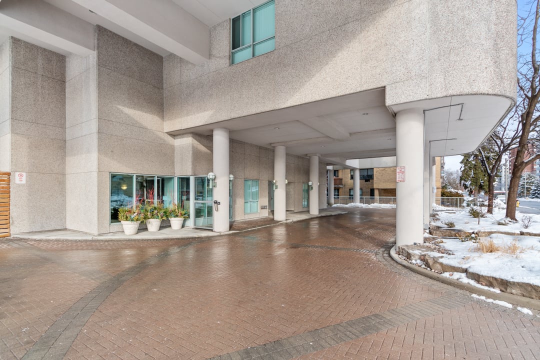 398 Eglinton Avenue E #611