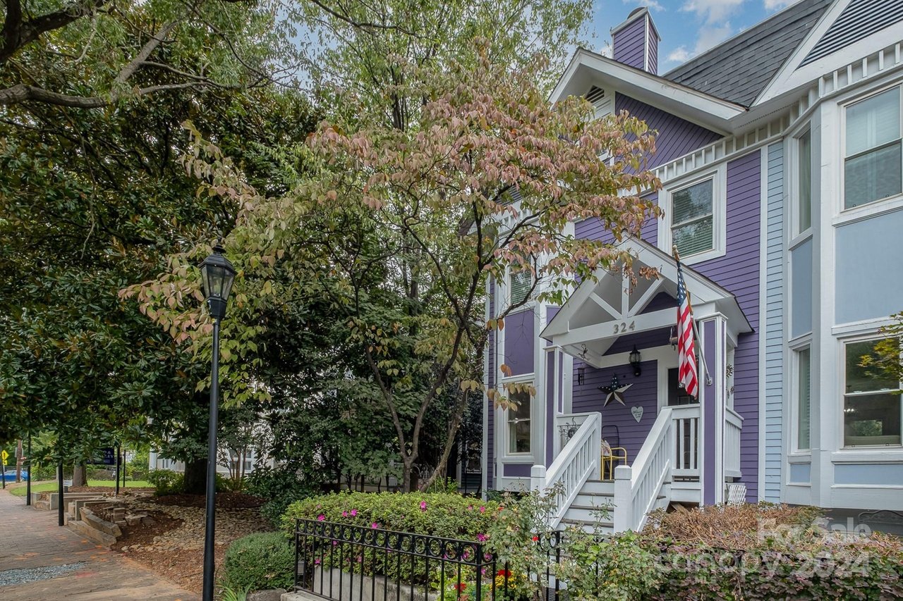 324 W 10th St