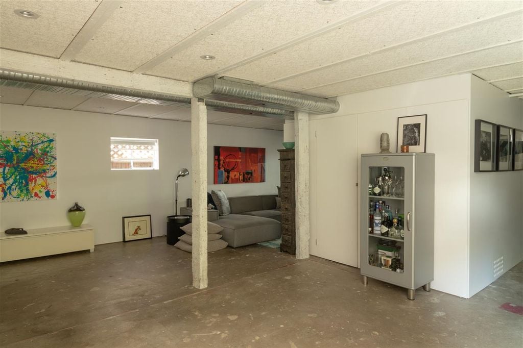 65 E 33rd Ave