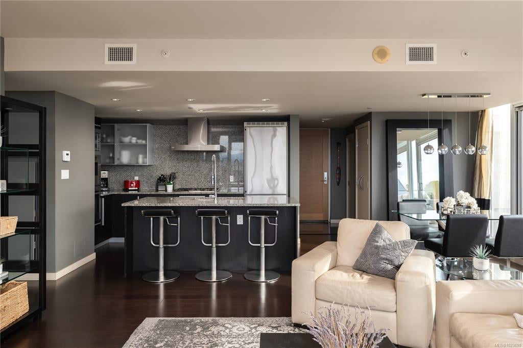 1406 - 707 Courtney St