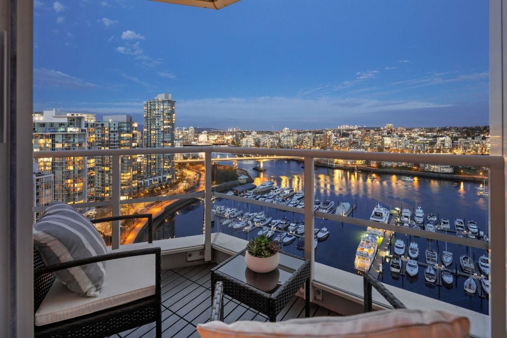 1201 Marinaside Cres, #2505
