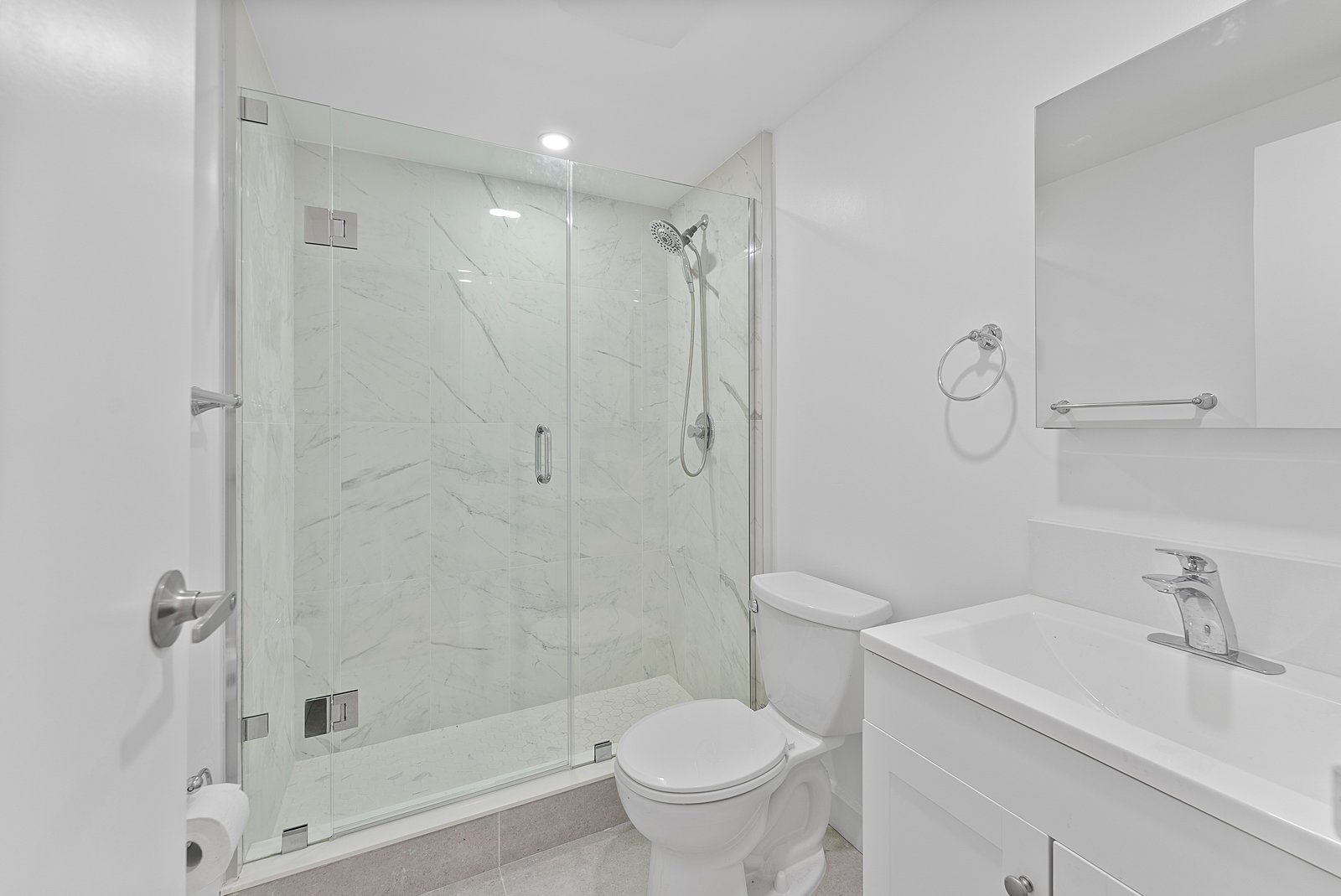 1328 Gerrard Street E 302