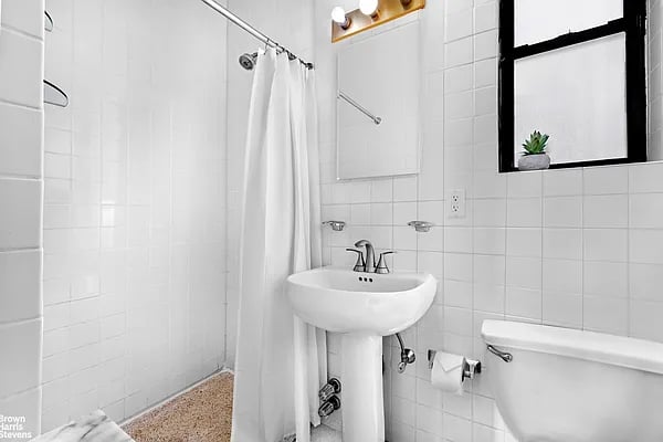 223 W 10th St Ste 1D