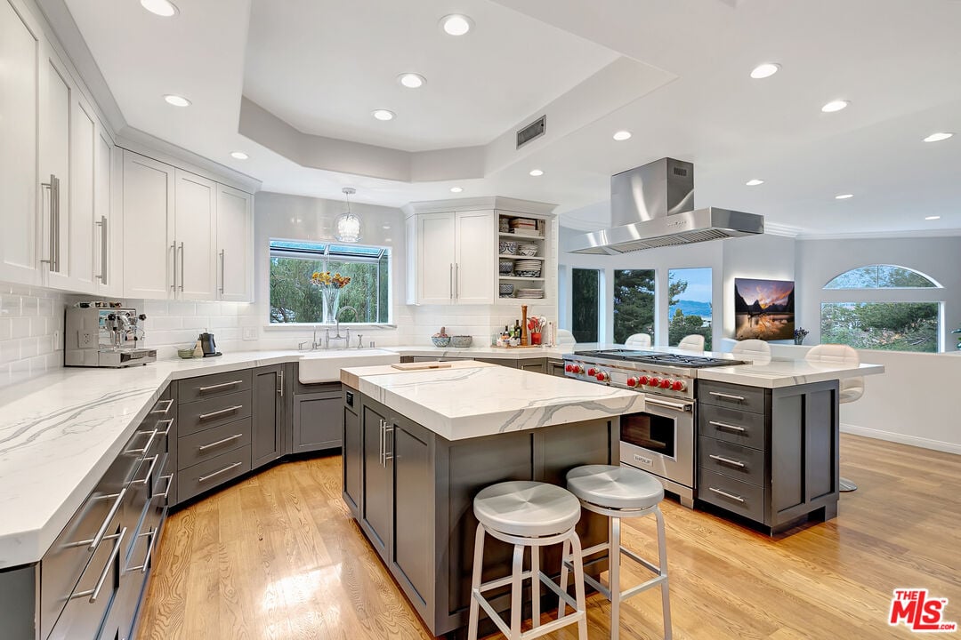 Light-filled interiors at 4102 Cachalote Street