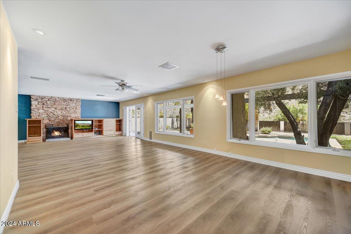 2347 E Orangewood Ave