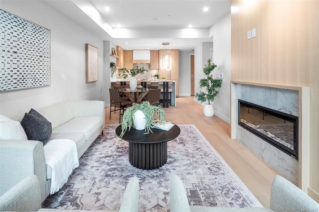 5229 Cordova Bay, #304