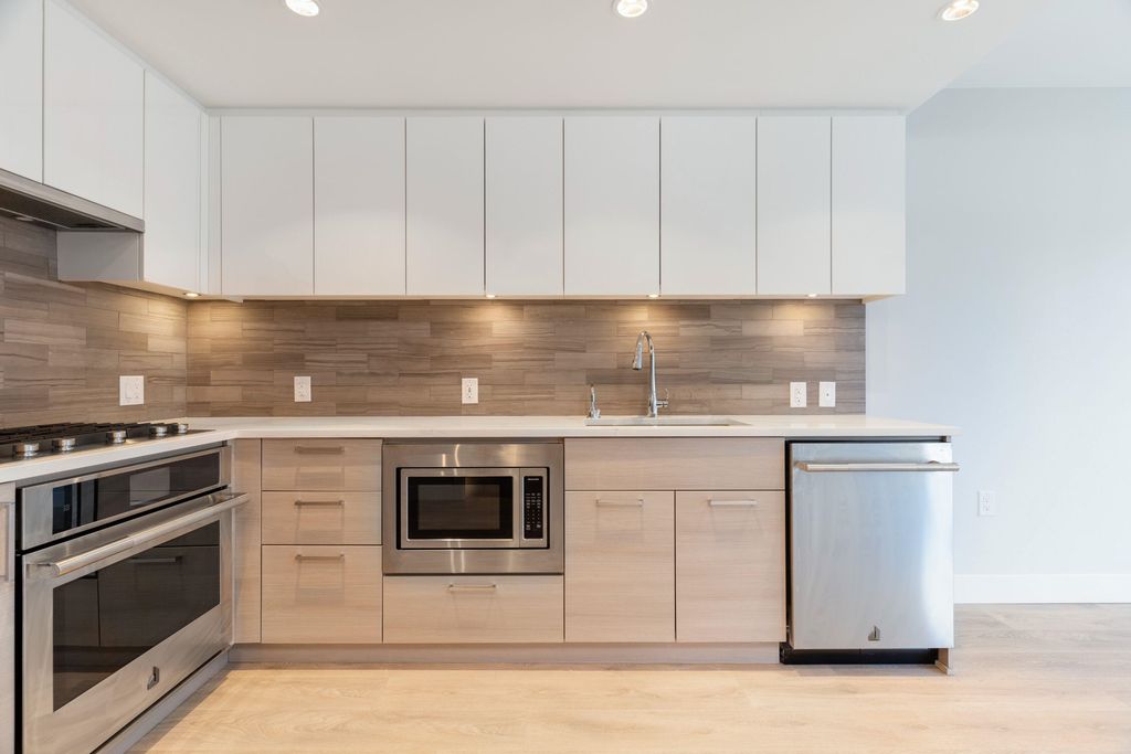 8533 River District Crossing, #806