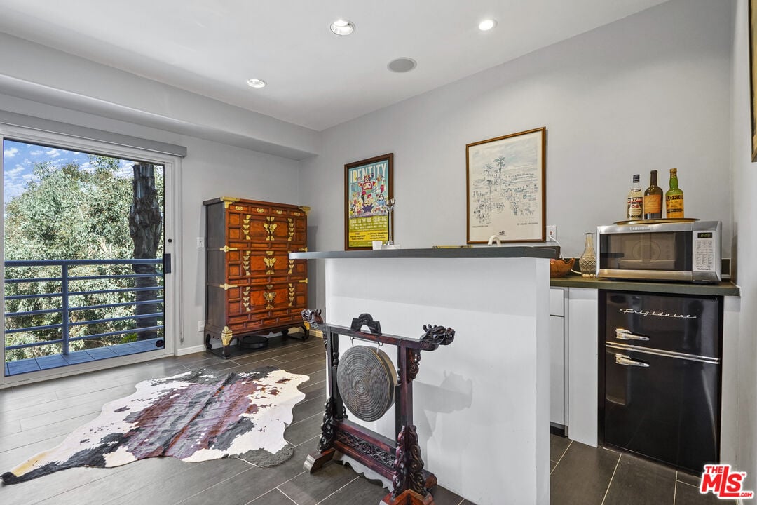 Solaris Manor, N Knoll Dr, 90068