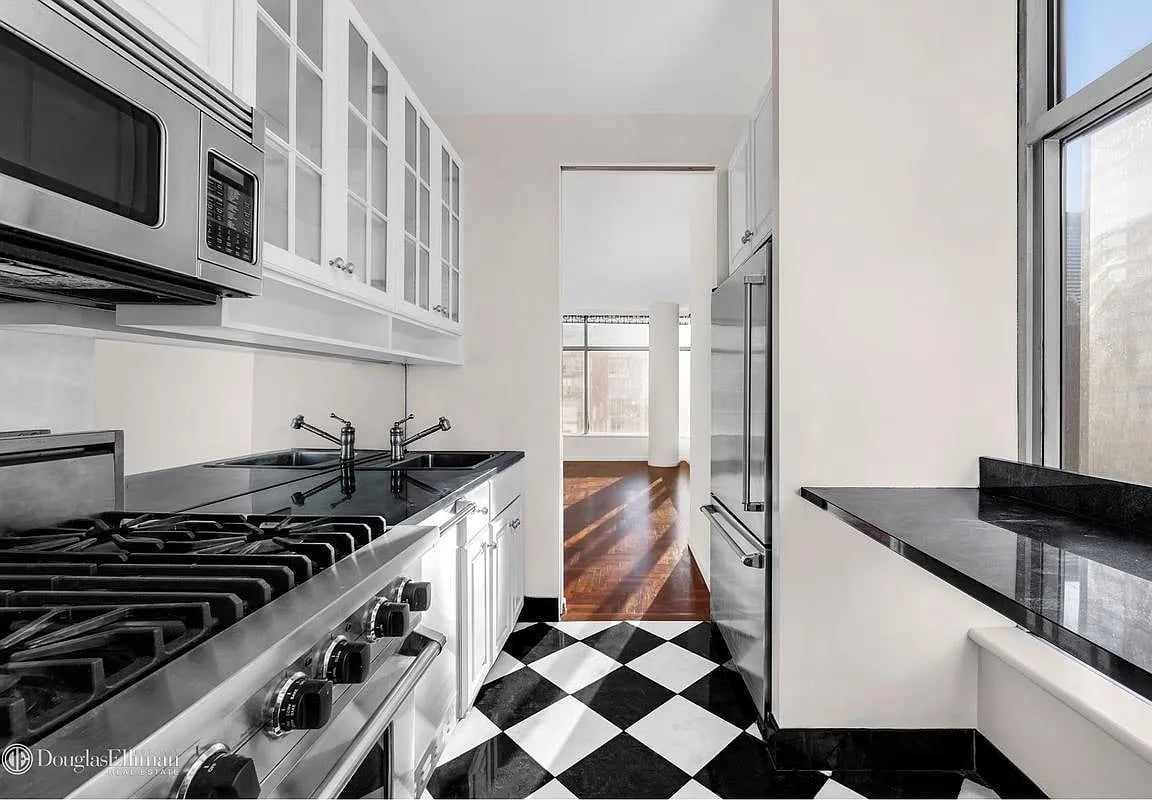 250 East 54th Street Unit: 14A