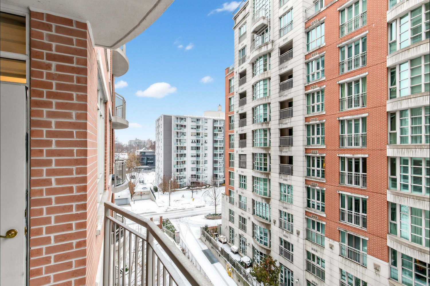 Leased: Beautifully Appointed 1-Bedroom Suite