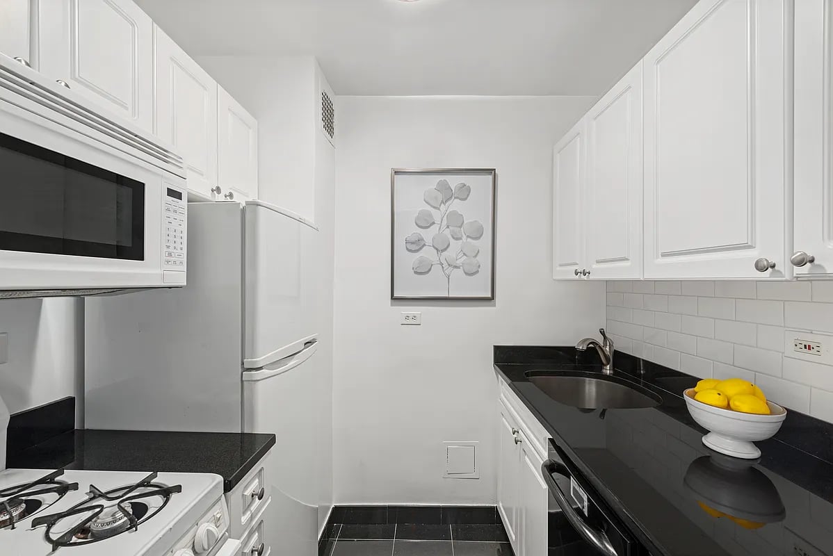 200 E 27th St #9M