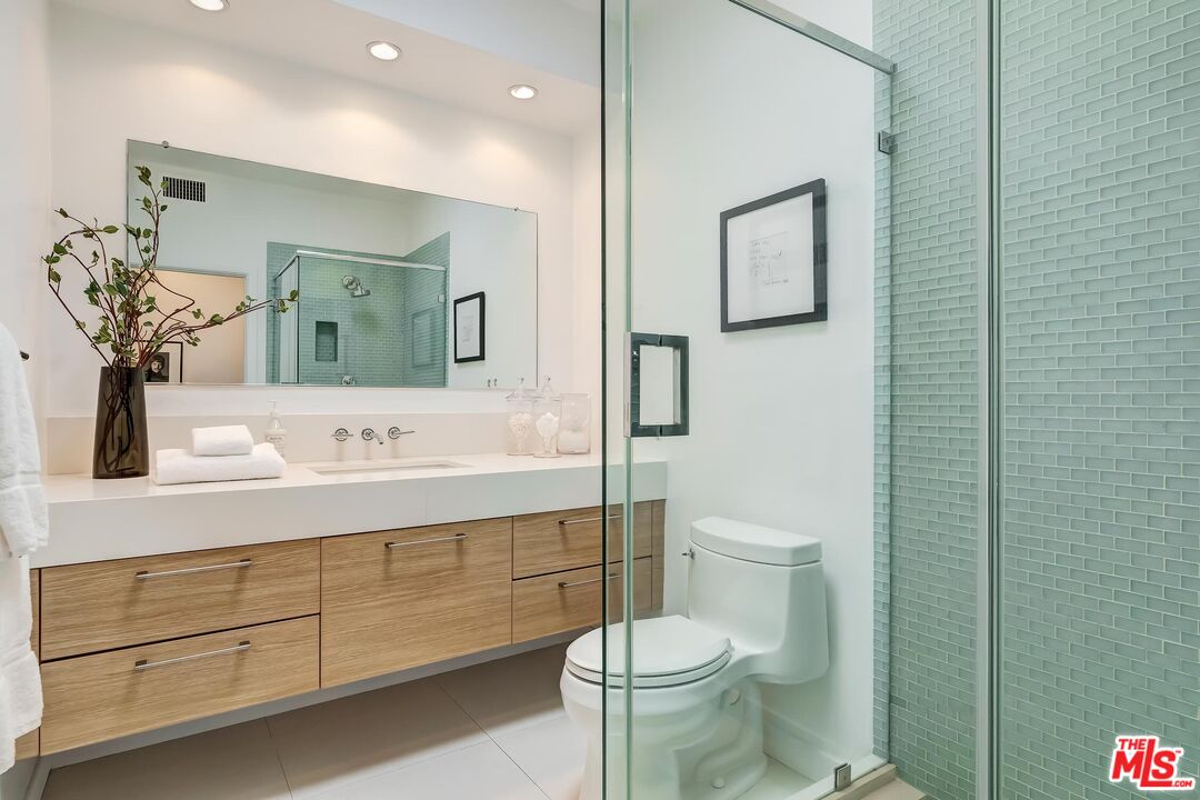 1131 20th St Unit: 2