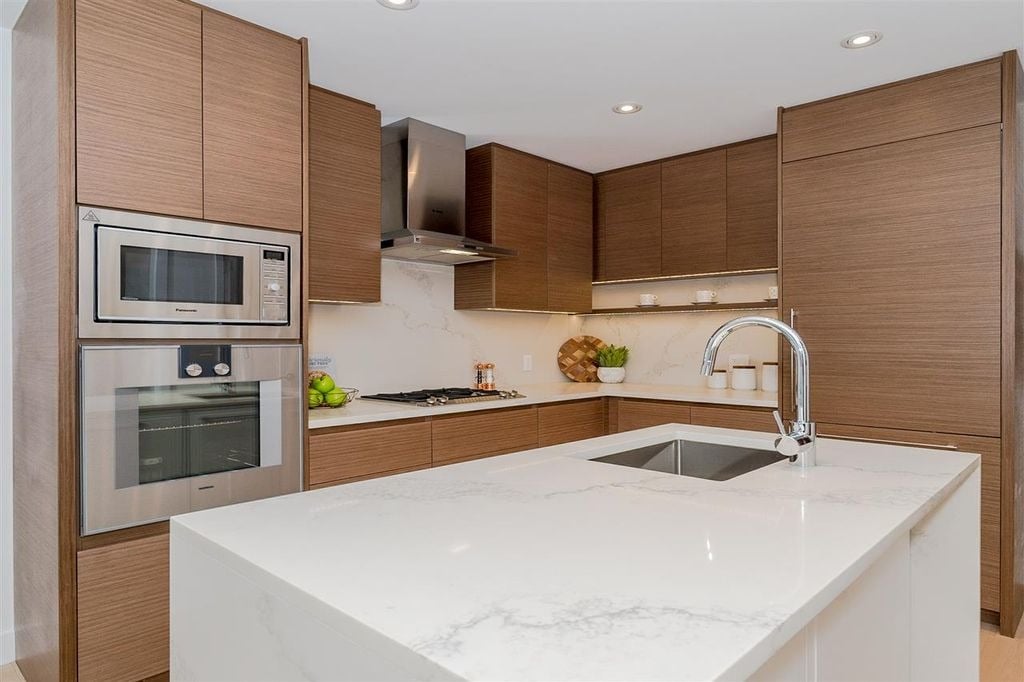 5693 Elizabeth St, #203