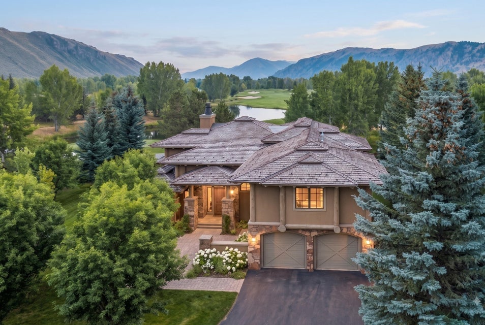 2 Streamside Dr