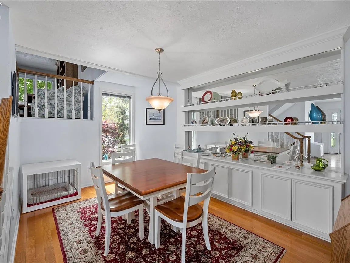 598 N Monument View