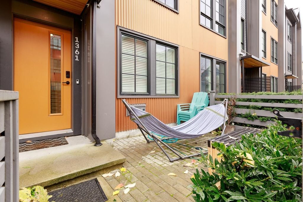 1361 Peakside Pl