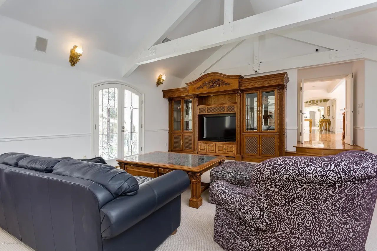 4158 Commonwealth Ave