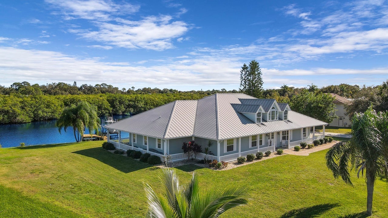 725 SW Wisper Bay Dr