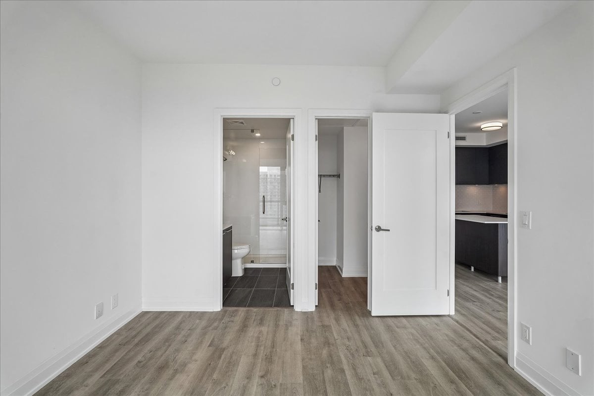 2-bedroom, 2-bathroom CORNER suite