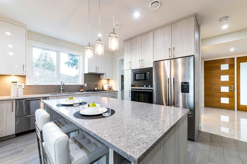 339 W 26th St