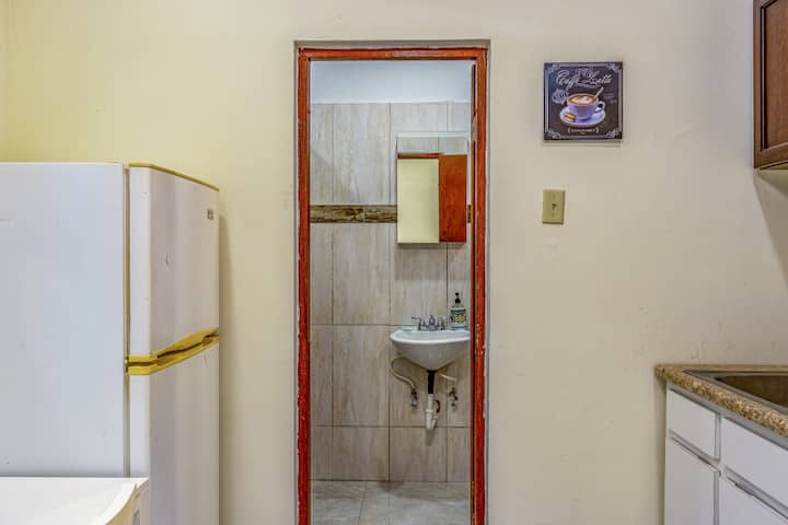 Beach House Apt 3 • Budget 1BR Kitchen • Beachside - Airbnb