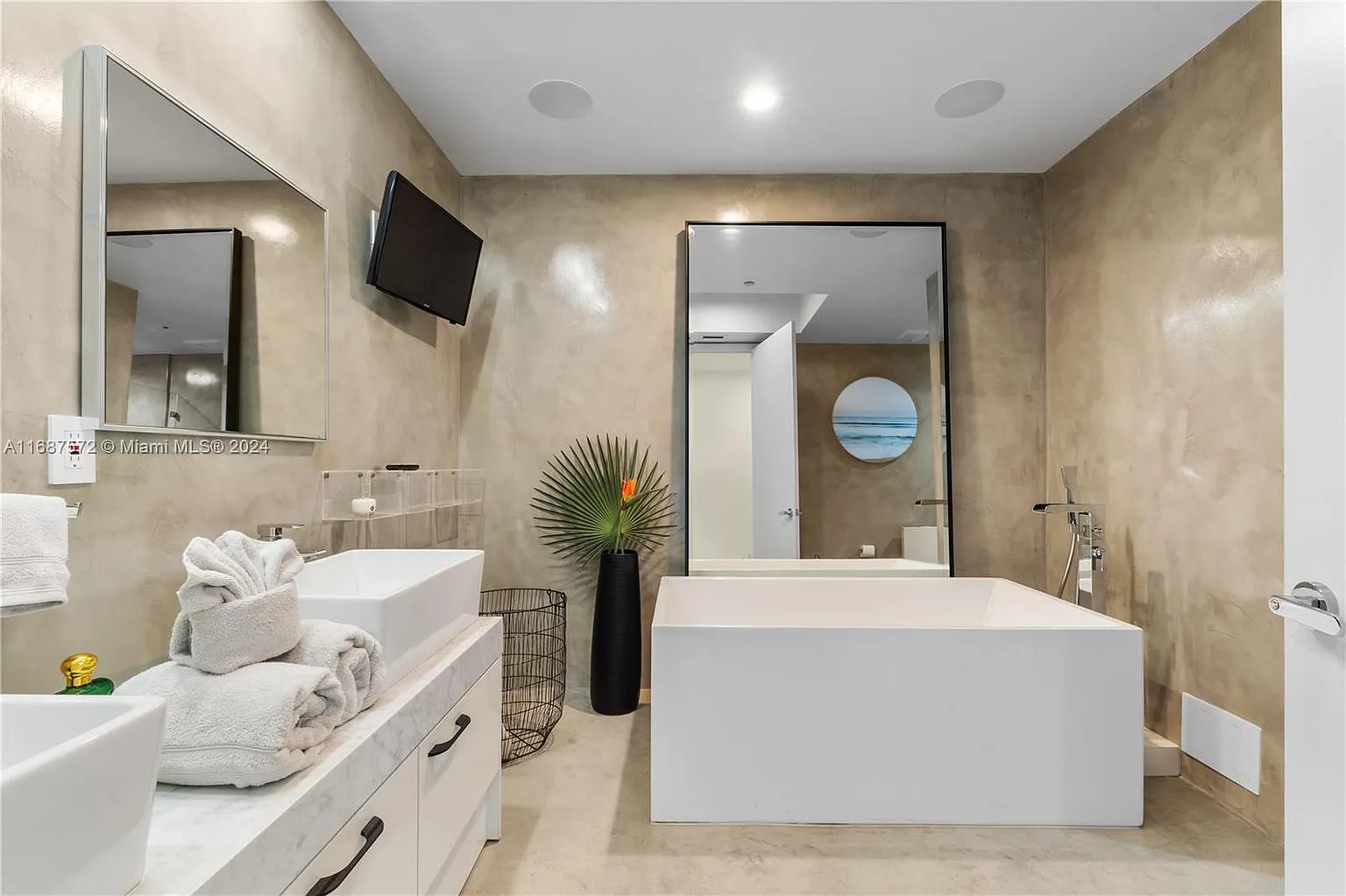 100 S Pointe Dr APT 1603