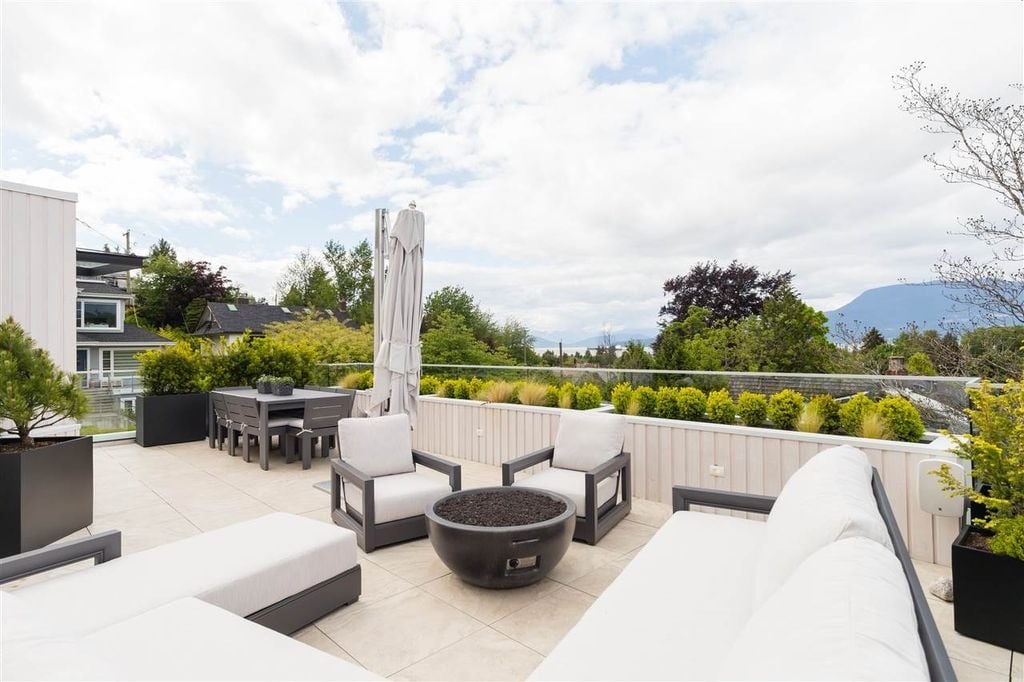 4385 Locarno Cres