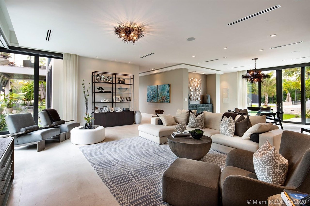 4965/4945 SW 82 St