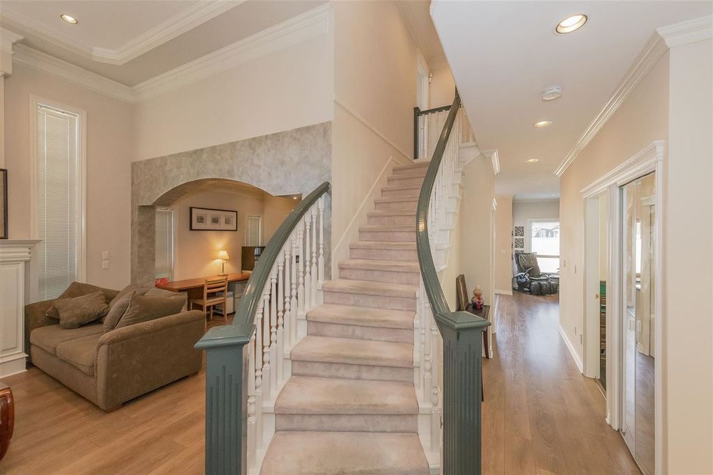 9260 Pauleshin Cres