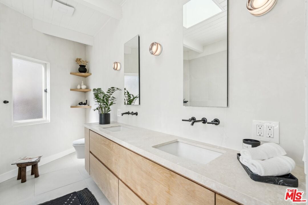 Sunset Crest Dr, 90046