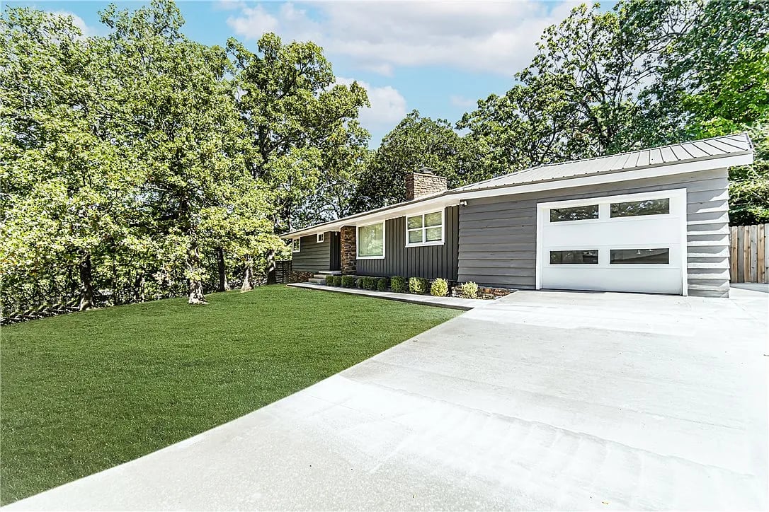 1148 N Oak Dr