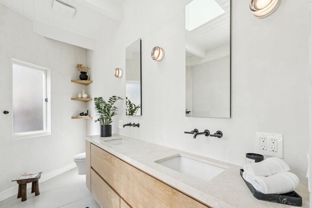 Sunset Crest Dr, 90046