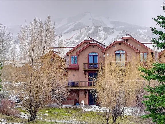2035 Steamboat Blvd