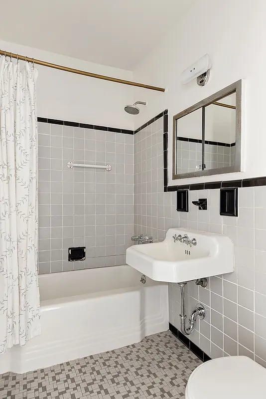 211 East 18th St #4P