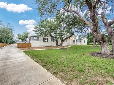 9922 Saxet Dr