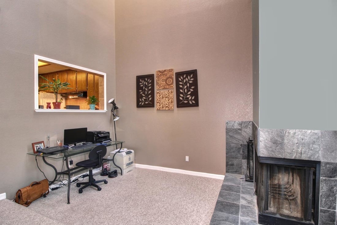 Gorgeous Condo in Popular Exeter Square!