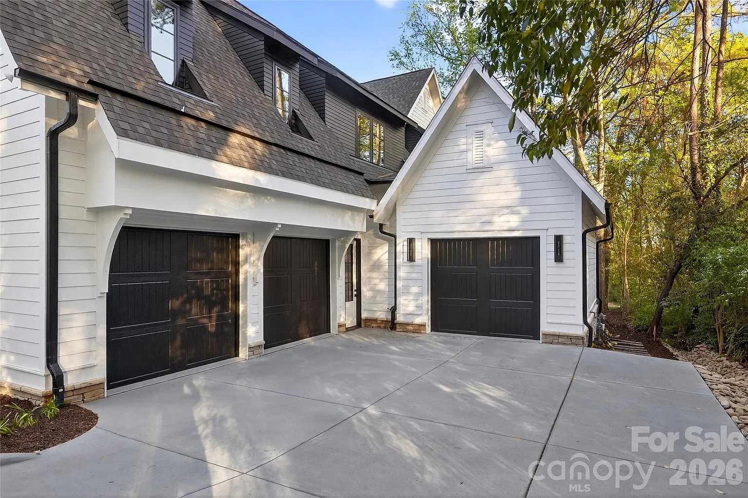 1209 Meadowood Ln