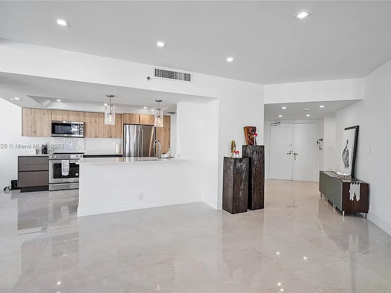 520 Brickell Key Dr #A1521