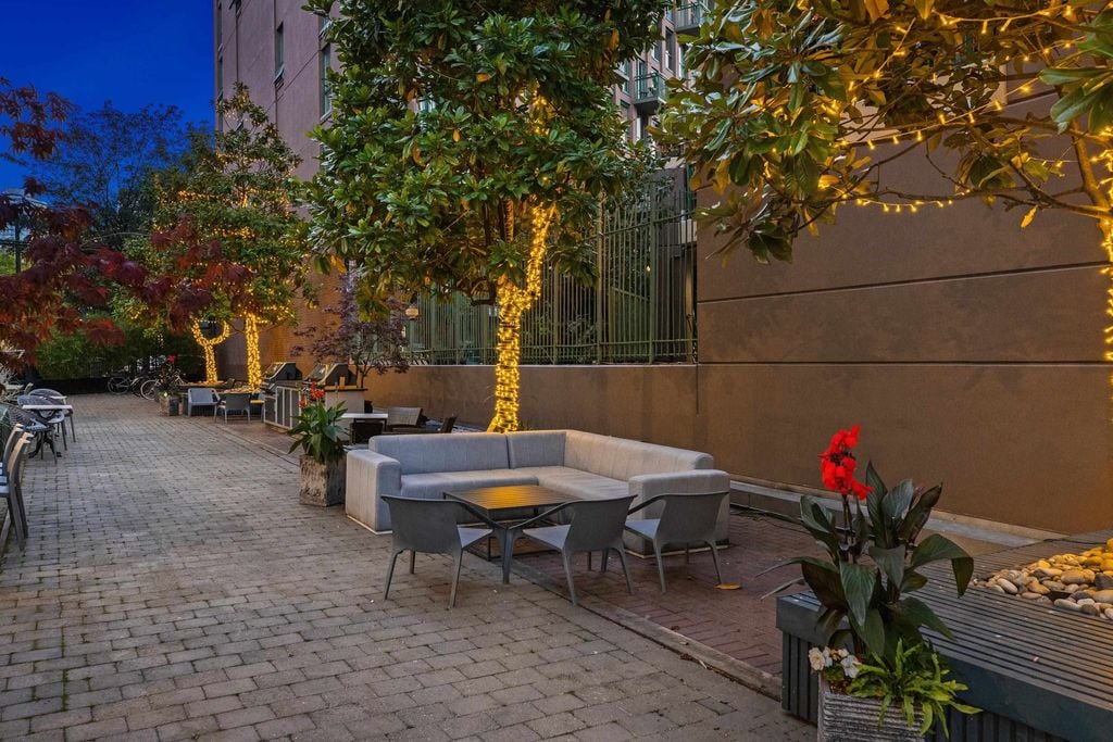 87 E Cordova St