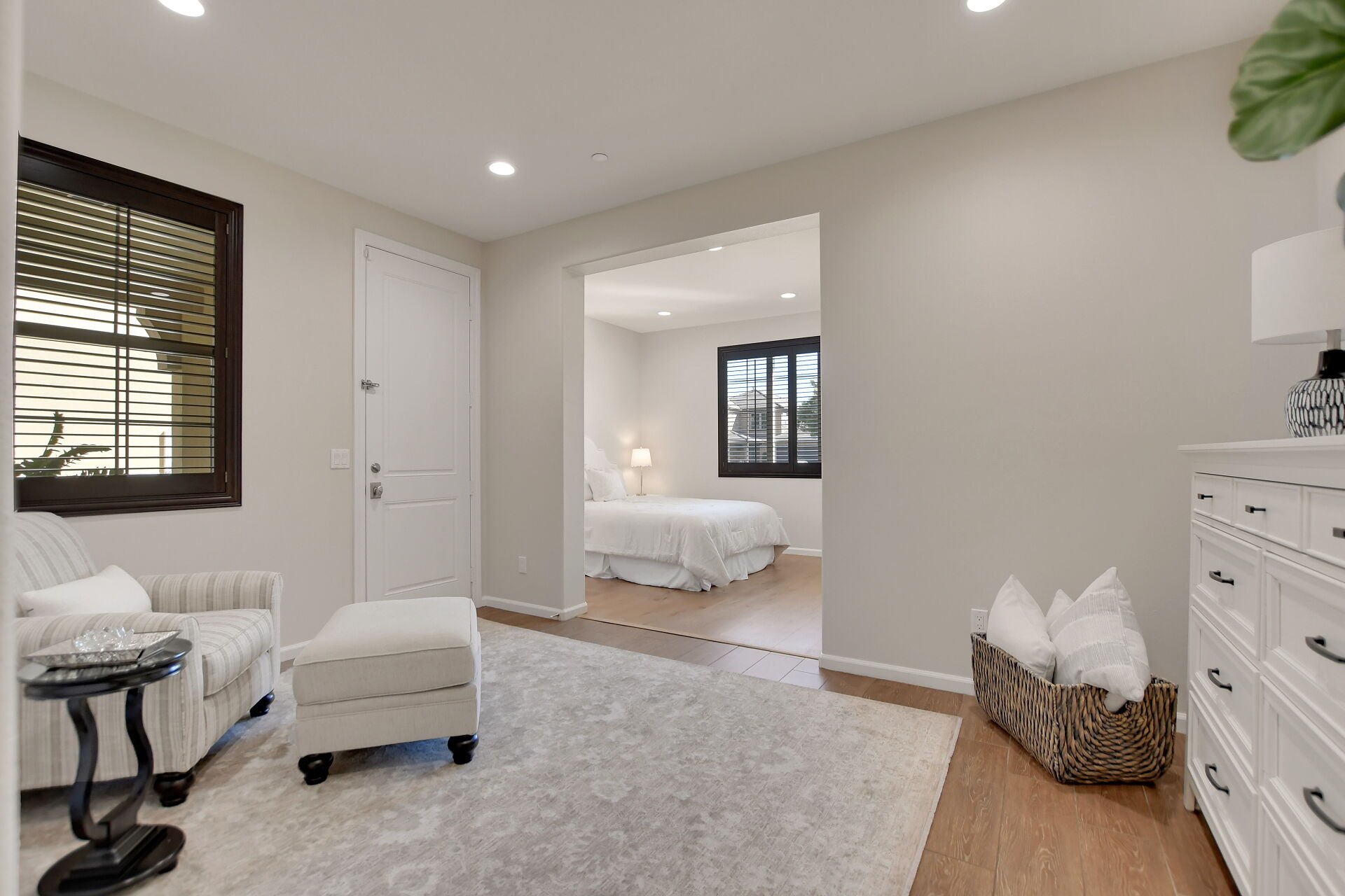 885 E Manresa