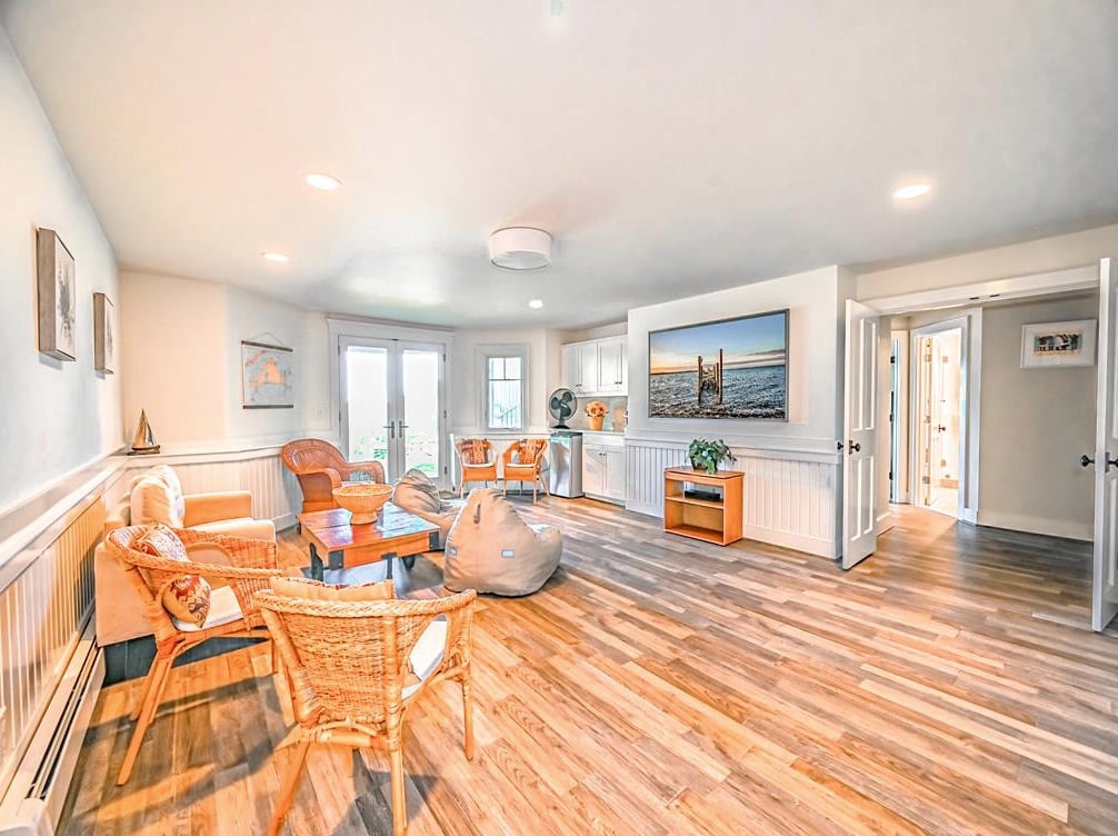 645 Lamberts Cove Rd