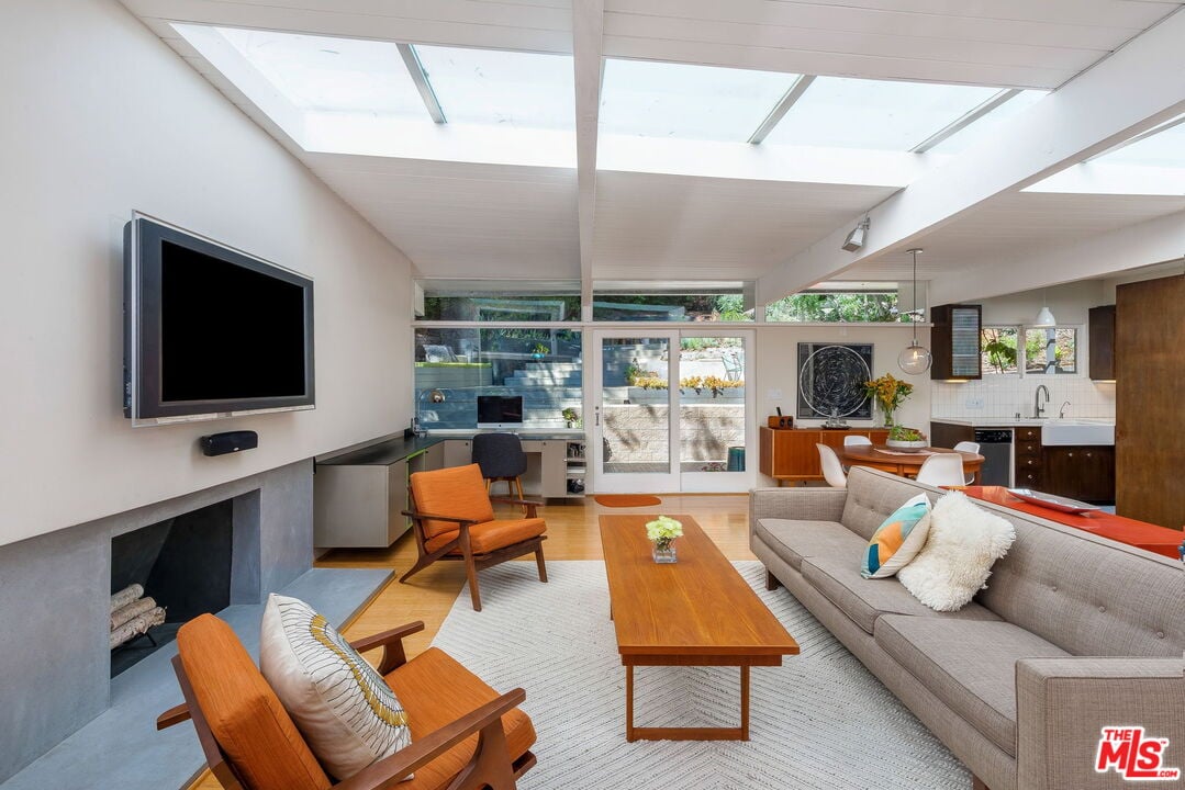 7979 Willow Glen Rd