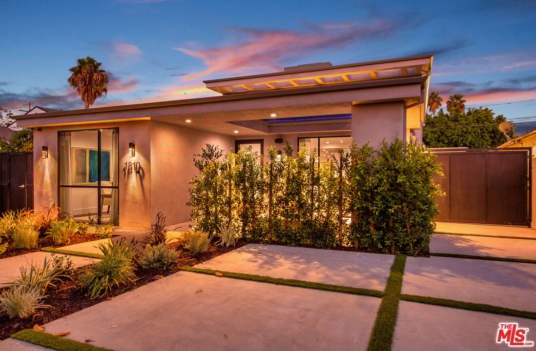 S Sherbourne Dr, 90035