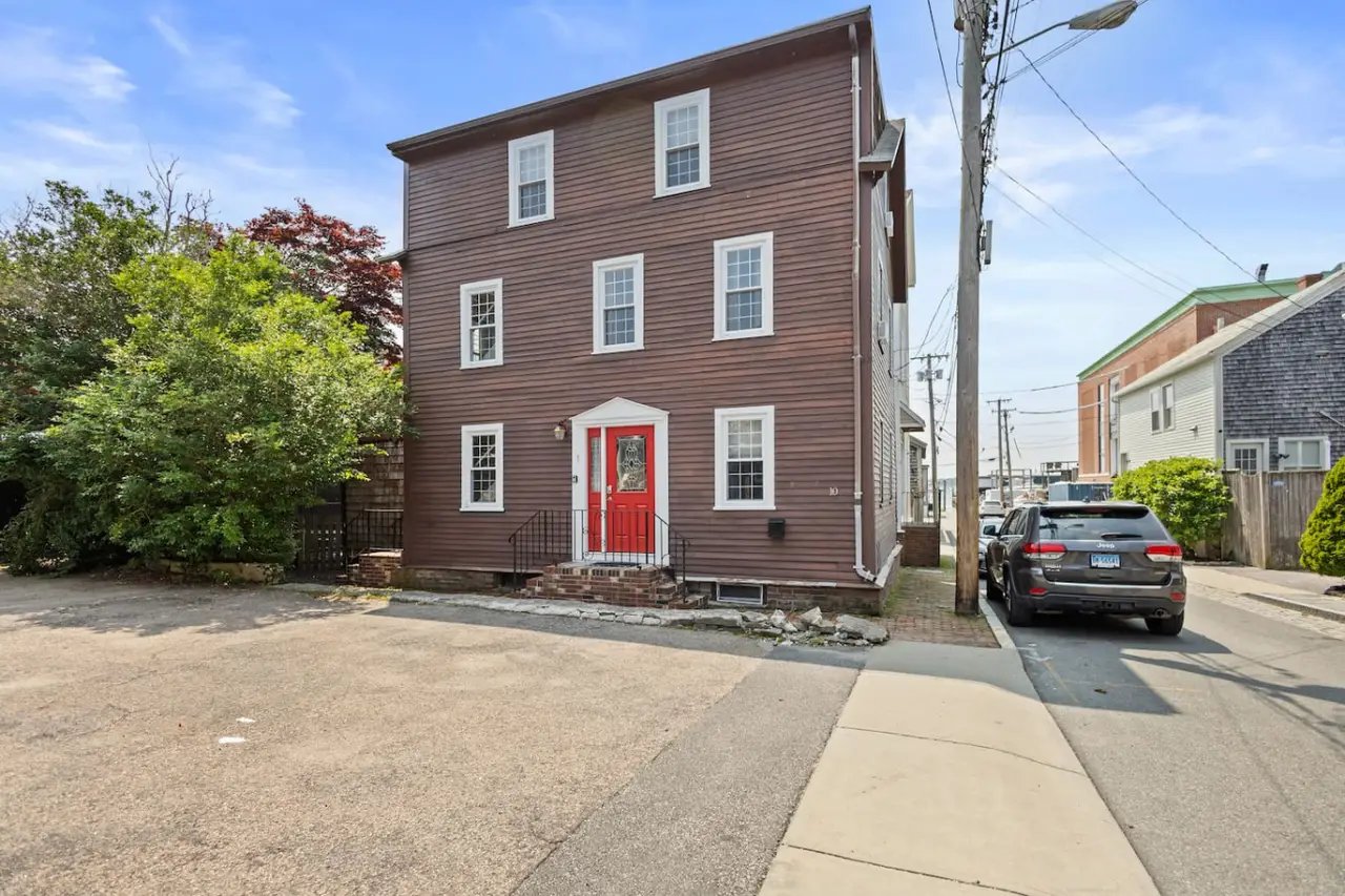 Central Newport 1BR Apartment