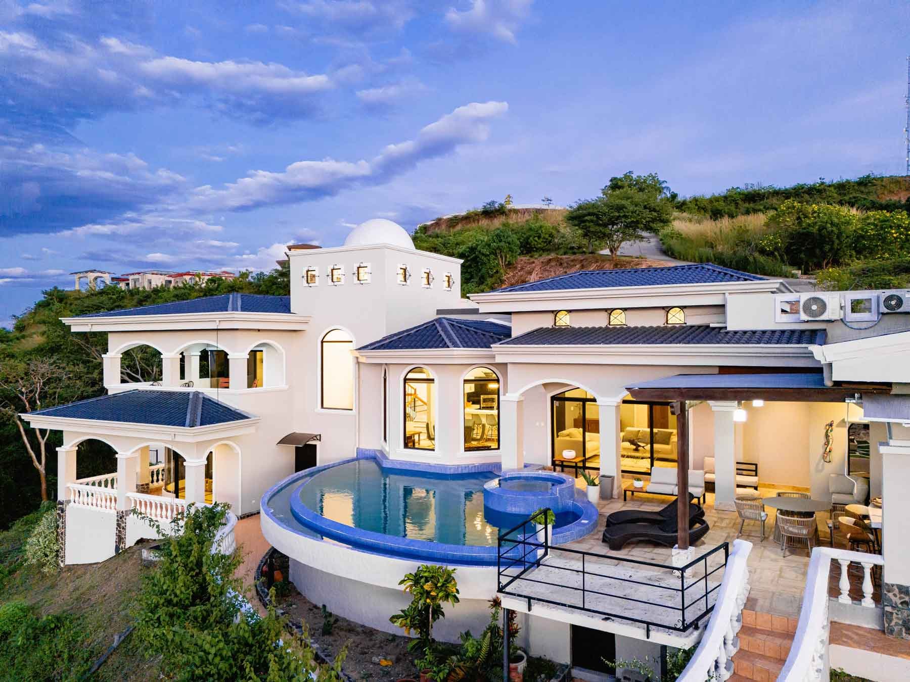 Casa Vista de Paraíso | Panoramic Ocean & Volcano Views in Exclusive Lomas del Mar