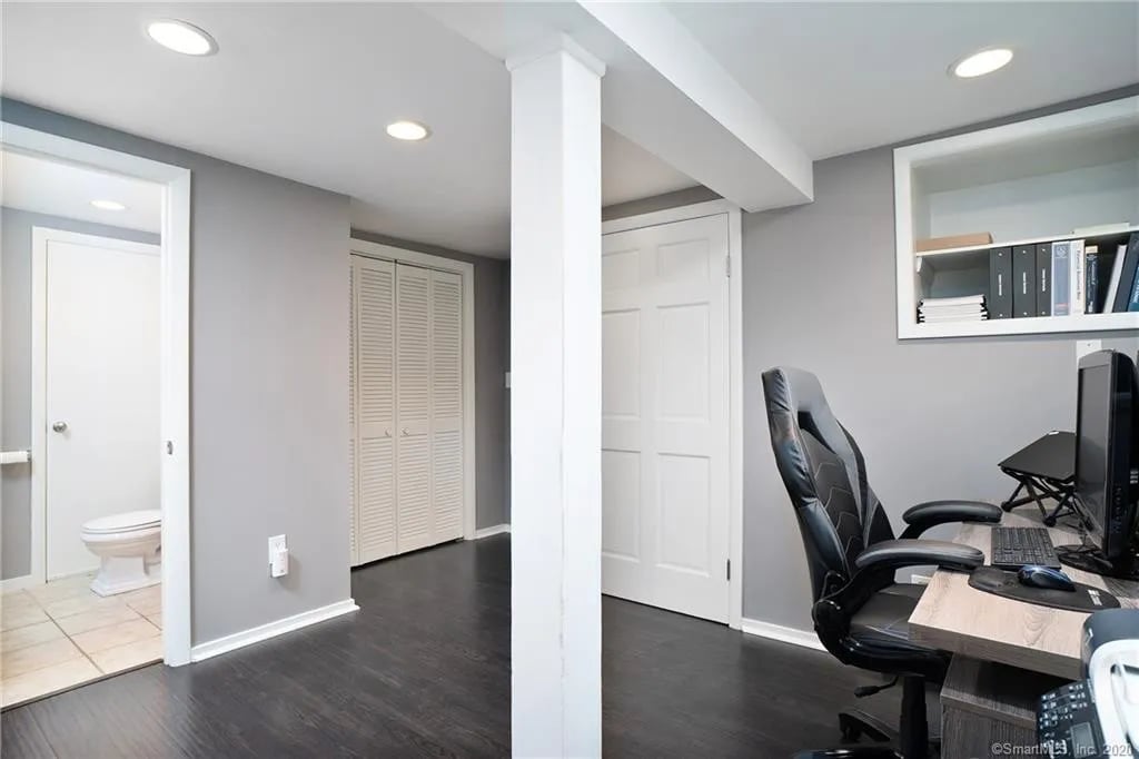 28 Surrey Dr, Norwalk