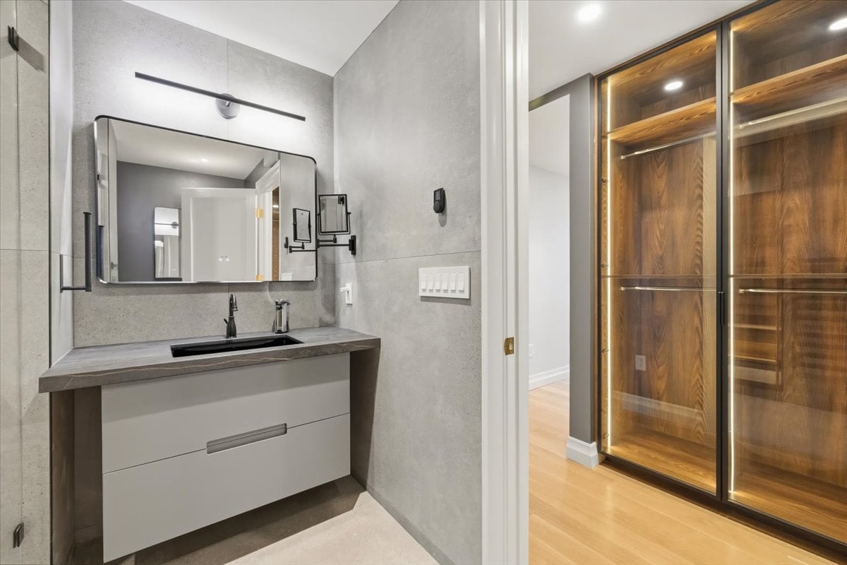 100 Carlyle Drive VG6